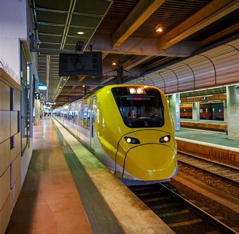 Der Arlanda Express Triebzug 2, ein Alstom Coradia X3, steht am 21.03. ...