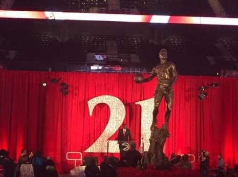 Larry Bird jokes about pose of Dominique Wilkins' statue