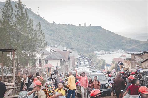 Thousands flee DR Congo town as fresh eruption of volcano feared ...