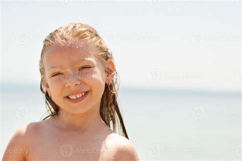 Little girl at beach 14235986 Stock Photo at Vecteezy