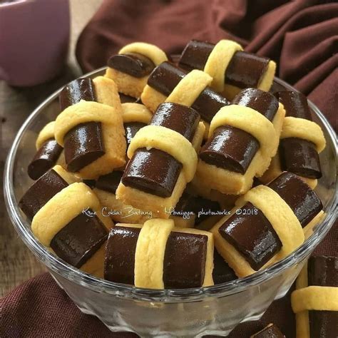 a glass bowl filled with chocolate covered pretzels