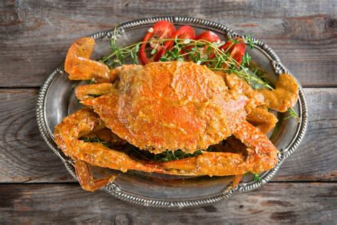Premium Photo | Fried crab and vegetables in tray on table