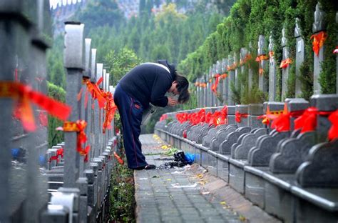 Observing Tomb Sweeping Day in China