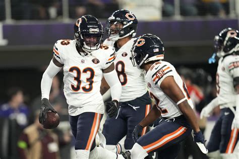 Bears defense stars in MNF win with 4 interceptions – Shaw Local