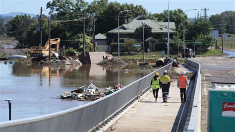 NSW flood: Windsor Bridge re-emerges