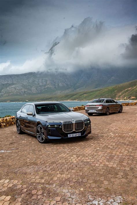 2023 BMW 740i Two-Tone Looks Intriguing In Oxide Grey And Tanzanite Blue