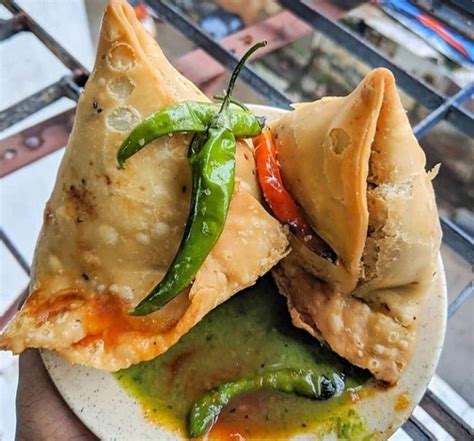 Tasty samosa with chutney | Food snapchat, Food, Indian street food