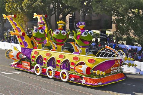 Picture Of A Float In A Parade - PictureMeta