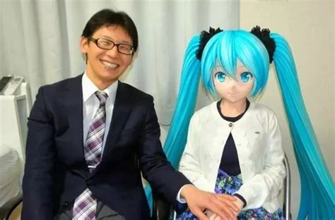 Japonês que casou com mulher holograma acaba viúvo depois que empresa desativou serviço - Fala ...