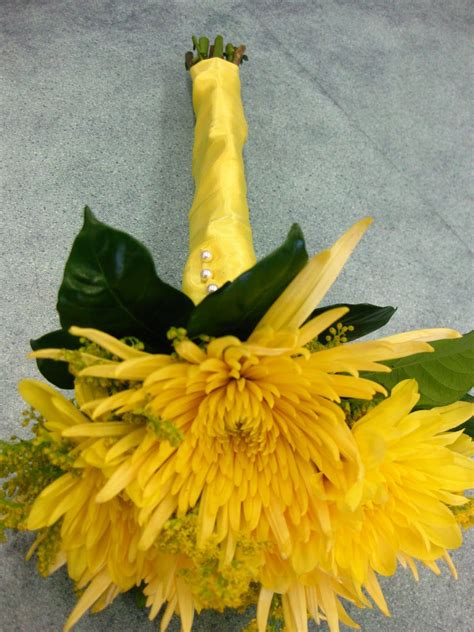 yellow spider mum bouquet - these flowers are so cool....(bridesmaids) | Affordable wedding ...