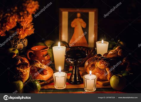 Ofrenda da de muertos, Mexican Day of the dead altar, Candles in a offering Mexico Stock Photo ...