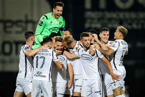 Famalicão surpreende e vence o Porto, que pode perder a liderança na volta do Português - Lance!