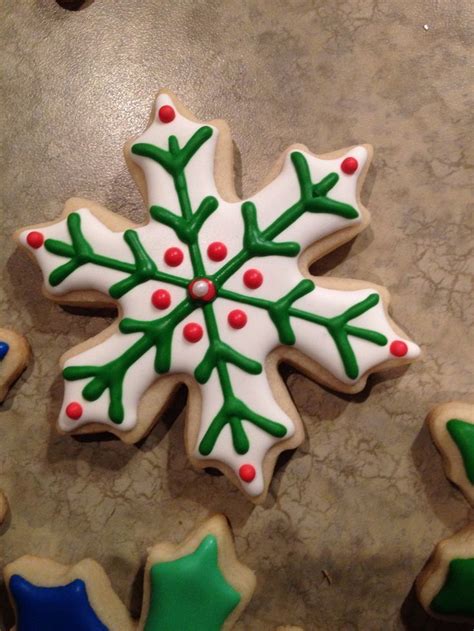 Snowflake cookie | Christmas cookies decorated, Christmas cookies easy ...