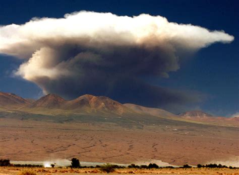 Volcán Láscar al norte de Chile registra pulso eruptivo - Primera Hora