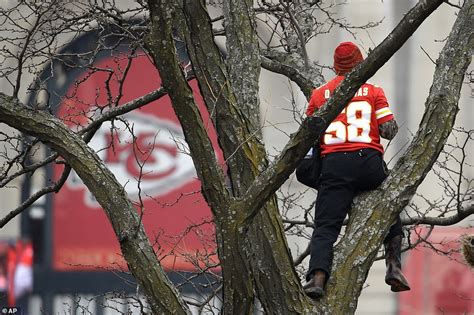 Hundreds of thousands of Chiefs fans line freezing Kansas City streets ...