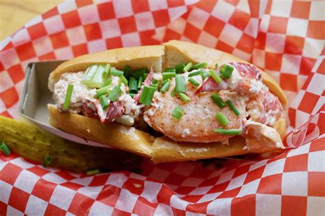 6 Best Experiences to Eat Lobster in Prince Edward Island 🦞