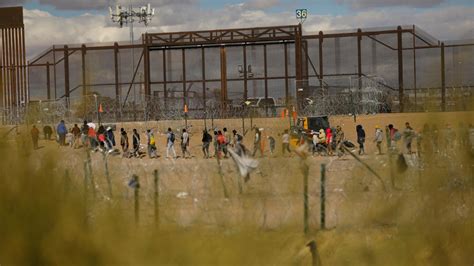 Supreme Court lets Biden administration remove razor wire at the US ...