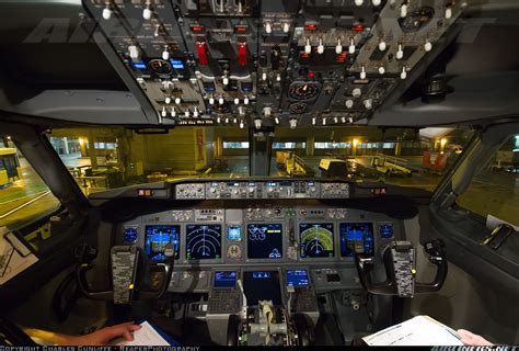 Boeing 737-800 Flight Deck | Flight simulator cockpit, Aircraft ...