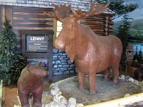 Eccentric Roadside: Moose hysteria: Lenny, the Life-size Chocolate Moose of Scarborough, Maine