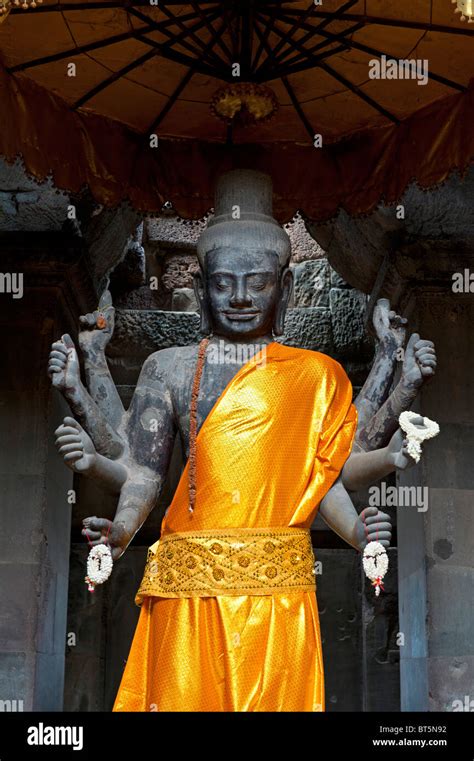 Statue of vishnu angkor wat temple hi-res stock photography and images ...