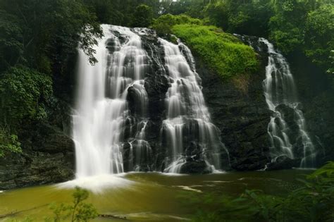 5 Silvery Waterfalls In Coorg That Are Waiting To Be Explored