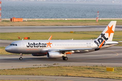 File:Jetstar Asia Airways, 3K722, Airbus A320-232, 9V-JSV, Departed to Singapore via Taipei ...