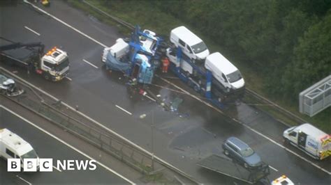 M1 closed near Northampton after lorry crosses carriageway - BBC News