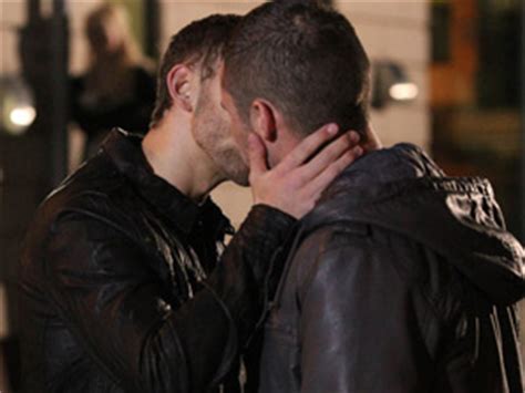 POTD: Aaron and Jackson kiss in 'Emmerdale'