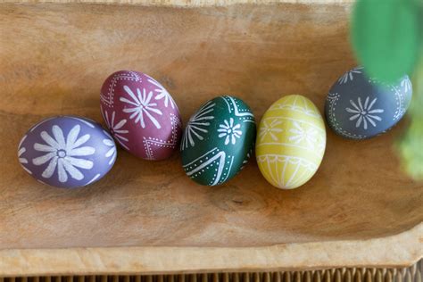 Vintage Inspired DIY Painted Easter Eggs - zevy joy