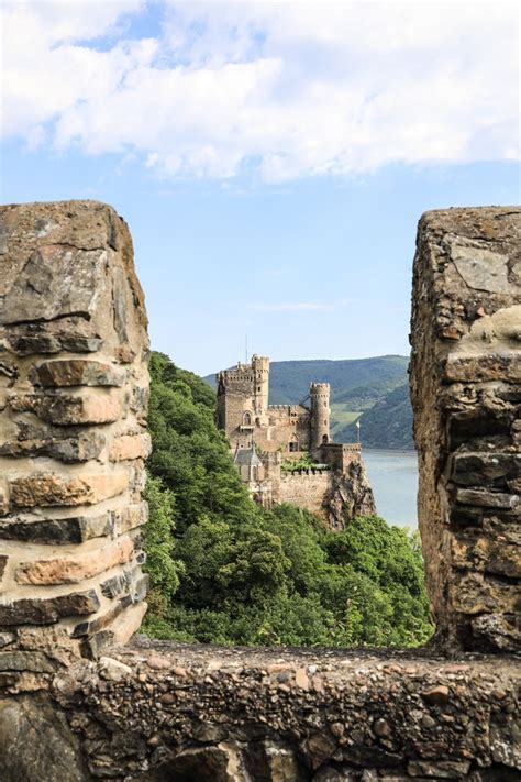 Burg Rheinstein - Romantisch übernachten auf dem Schloss - Reiseblog in 2020 | Ausflug, Burg ...