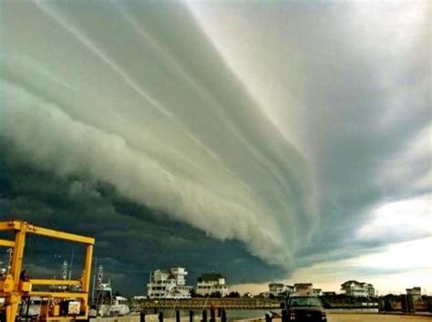 14 Amazing Cloud Formations