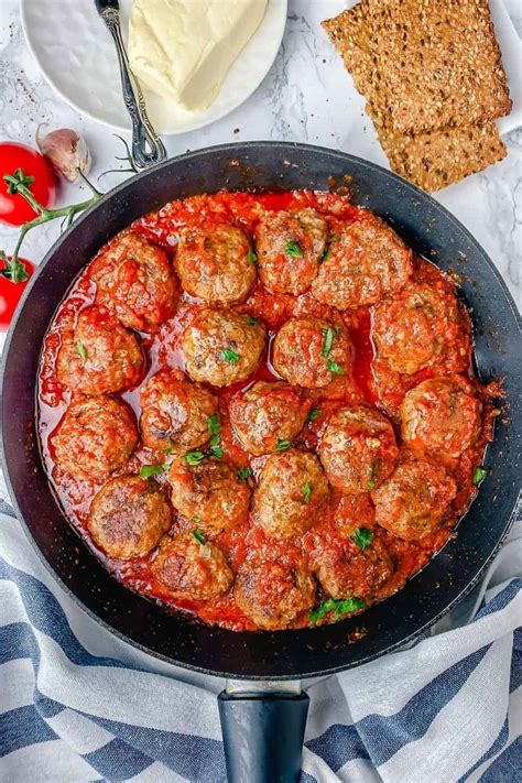 Easy Meatballs In Tomato Sauce - The Yummy Bowl