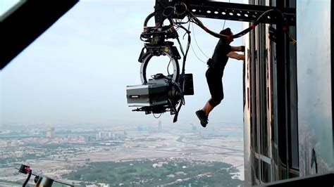 Tom Cruise does his own stunts and climbs the Burj Khalifa | Cultjer