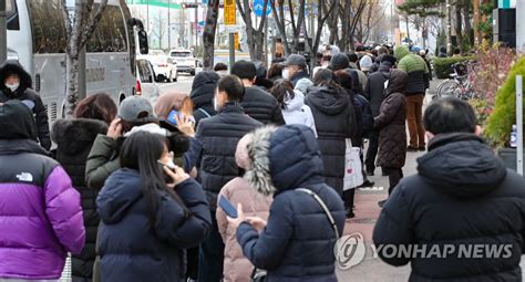 Seoul's daily COVID-19 cases hit new record | Yonhap News Agency