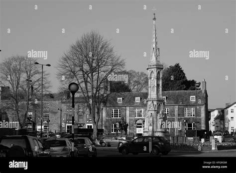 Banbury Cross Main Square and Monument Stock Photo - Alamy