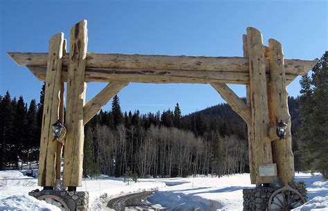 Custom Log Entry Gate is a great way to enter your property. | Ranch ...