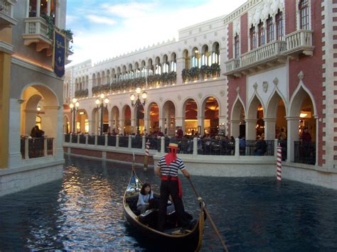 File:The Venetian LV gondola.jpg - Wikipedia
