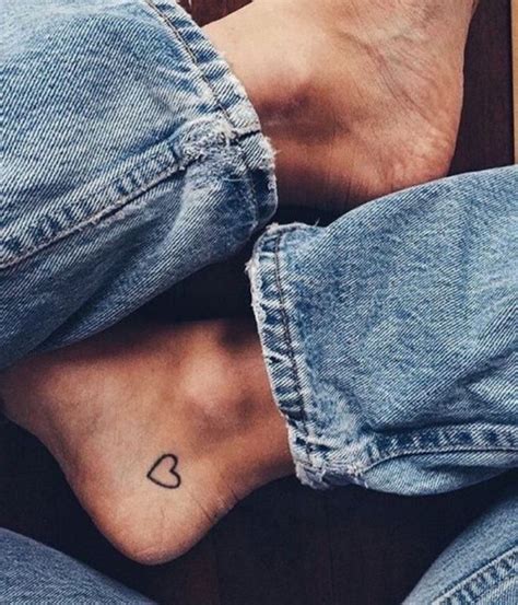 petit tatouage femme cheville, un coeur graphique minimaliste, élégance ...