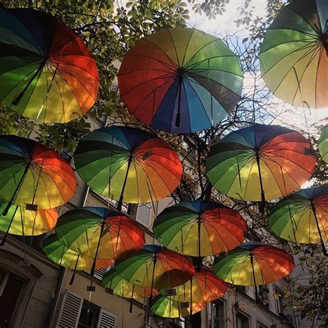 Une pluie de parapluies #paris #marais #france #parapluie #umbrella #colorful #light #arc-en ...