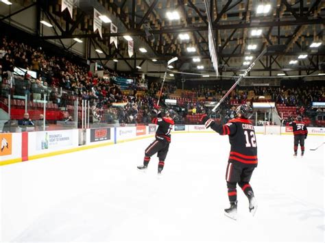 UNB men's hockey team posts 1st perfect 30-0 regular season in U Sports history - Yahoo Sports