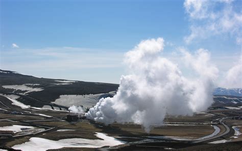 File:Krafla geothermal power plant 21.05.2008 11-39-16.jpg