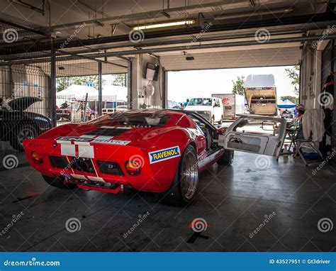 Ford GT40 racing car editorial photo. Image of fast, garage - 43527951