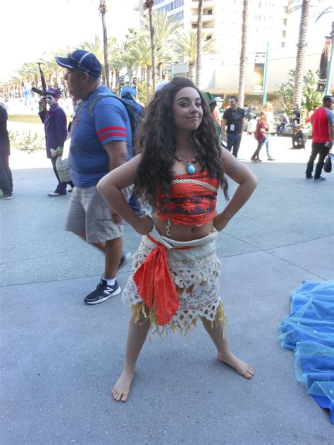 Moana barefoot Disney cosplay girl