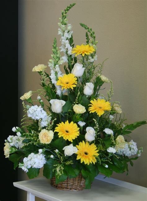 Pin on atardecer | Large flower arrangements, Yellow flower ...