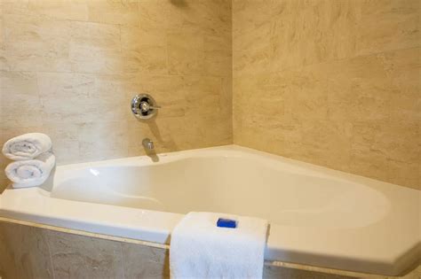 38 + Romantic Hotels in NYC with Jacuzzi In Room