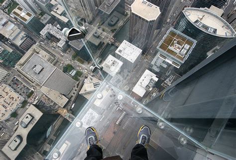 Willis Tower Skydeck Glass Cracks, Scares Living Crap Out of Everyone