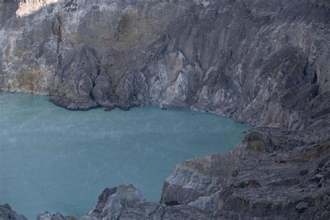 The acid sulphur lake at Kawah Ijen crater. Indonesia 10383744 Stock ...