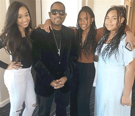 Comedian Martin Lawrence takes a cute photo with his three daughters ...