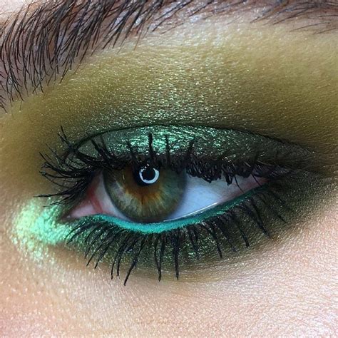 Earthy green makeup look! This is beautiful and blended Flawlessly. #eyeshadow #greenmakeup # ...