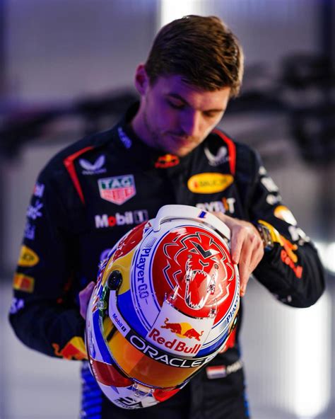 Verstappen new helmet : r/formula1